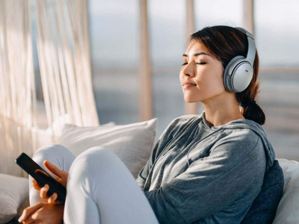 mimi-works-on-headphones